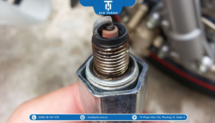 Cần thay mới bugi sau khi bị ngập tránh xe Exciter bị chết máy sau này
