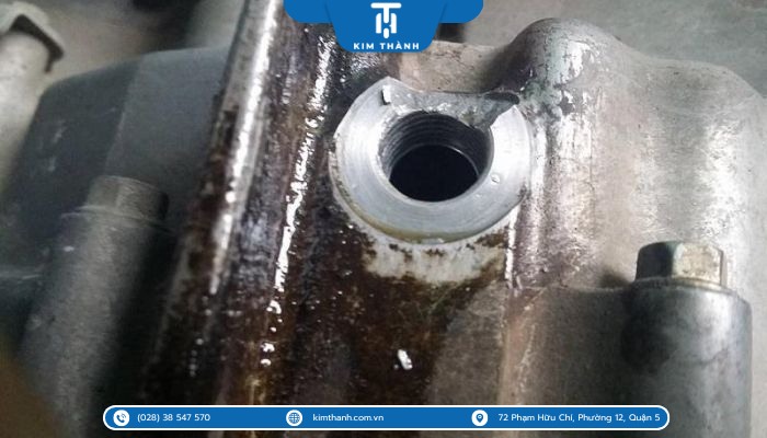 Lốc máy nứt khiến dầu rò rỉ qua vết nứt