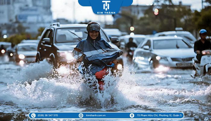 Cách chạy xe máy qua đường bị ngập nước