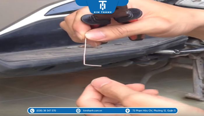 Thực hiện cách mở cốp xe Air Blade khi mất chìa bằng móc chữ L