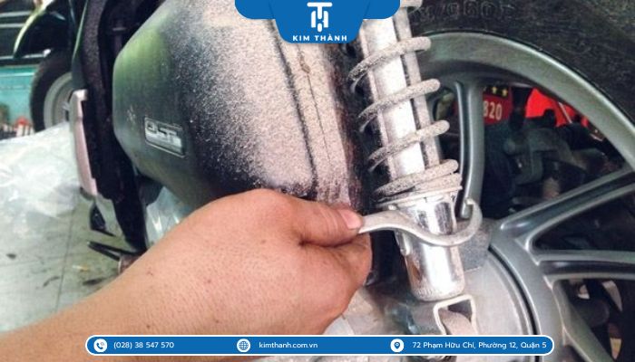 Chỉnh đầu xe máy bị lệch do phuộc bị chảy dầu và biến dạng
